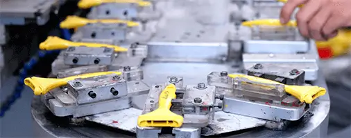 生产线上的工业部件与质量检测工装近景